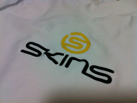 スキンズ（SKINS）のメンズ用スポーツインナーウェア